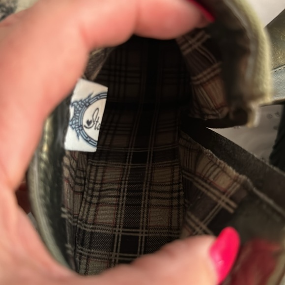 Olive green high heeled ankle boots with snap accent contrast, panel. Size 8.5 - Picture 5 of 7